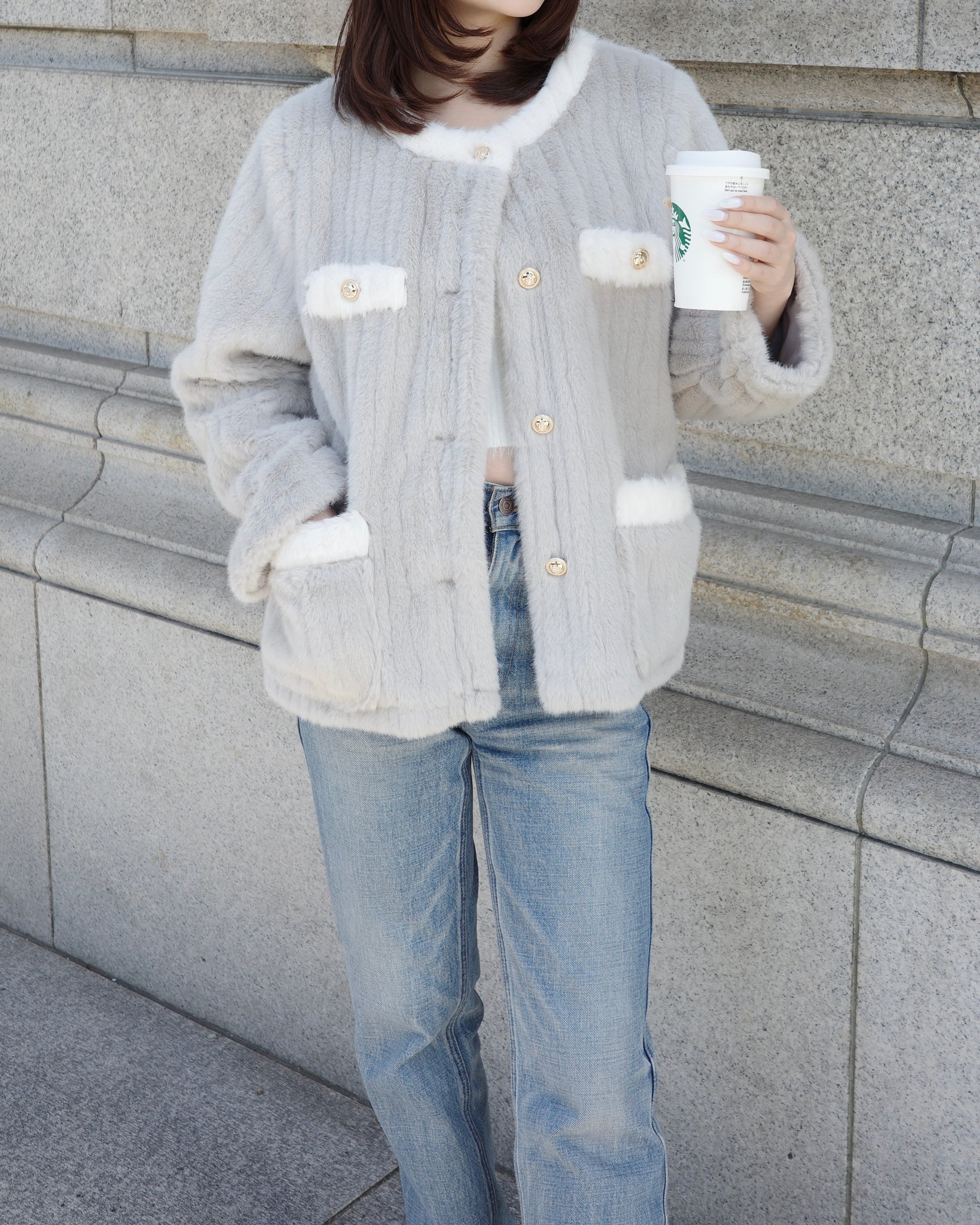 Low stock!! / ⁡ ノーカラーファーコート ¥15,900 in tax ⁡ ▪︎カラー WHT / GRY ▪︎サイズ FREE  ▪︎モデル 157cm / 骨格ストレート ⁡ —————————— ⁡ LINE新規お友達追加で 500円クーポンプレゼント♡ ⁡  —————————— ⁡ #デートコーデ #モテコーデ #大人フェミニンコーデ ... メゾンドライラ　ノーカラーファーコート